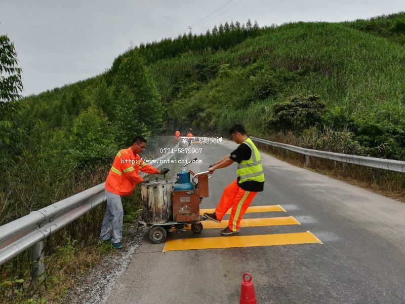 上思十萬大山公路熱熔減速線施工