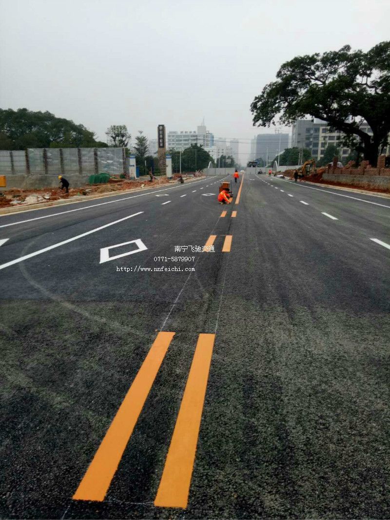 南寧市高新區(qū)市政公路熱熔劃線